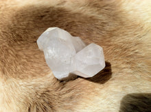 Load image into Gallery viewer, Quartz crystal point with stand up cut base