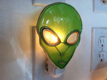 Load image into Gallery viewer, Alien Night Light  4 watt  on/off switch
