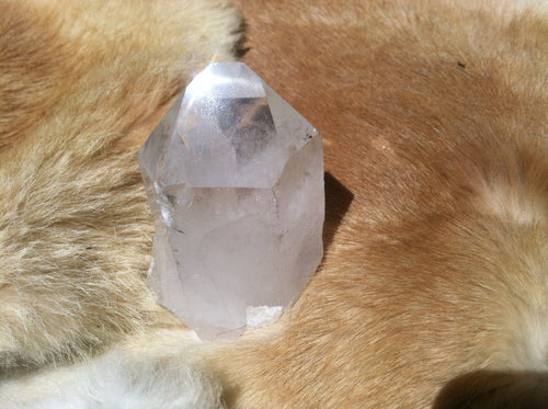 Quartz crystal point with stand up cut base