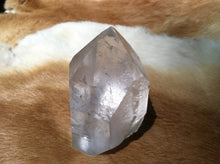 Load image into Gallery viewer, Quartz crystal point with stand up cut base