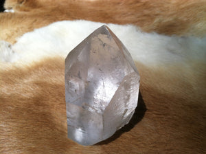 Quartz crystal point with stand up cut base