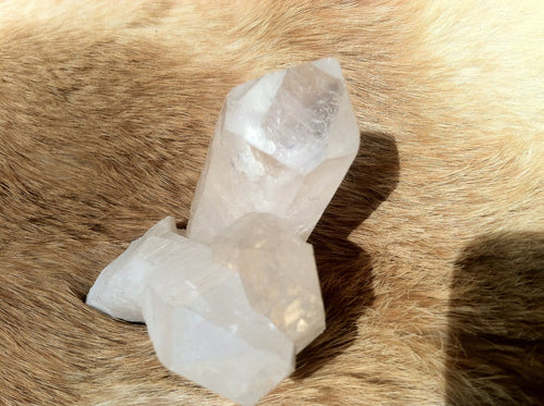 Quartz crystal point with stand up cut base