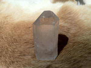 Quartz crystal point with stand up cut base