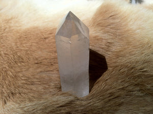 Quartz crystal point with stand up cut base