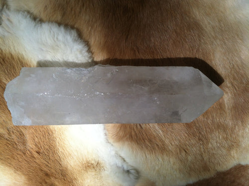 Quartz crystal point with stand up cut base