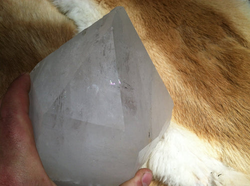 Quartz crystal point with stand up cut base