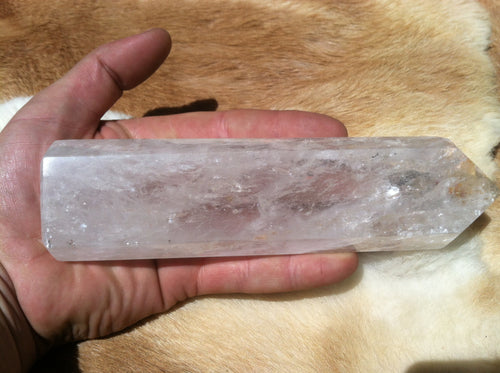 Quartz crystal point with stand up cut base