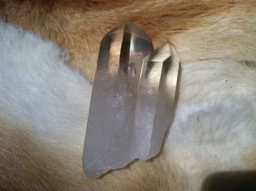 Quartz crystal point with stand up cut base