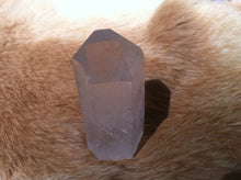 Load image into Gallery viewer, Quartz crystal point with stand up cut base